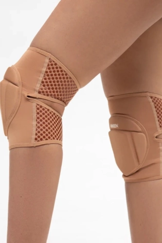 Grippy knee pads – Sleek Black (1) (1) (1)